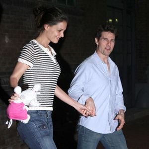 Exclusif - Double droit - Toute la famille de Tom Cruise au grand complet à Bâton Rouge en Louisiane où Tom doit tourner son nouveau film Oblivion le 1er avril 2012 FameFlynet / Bestimage