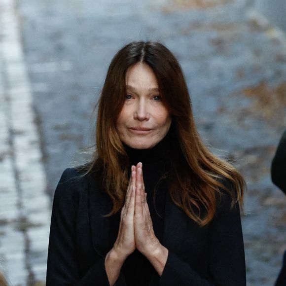Carla Bruni-Sarkozy  - La famille et les soutiens de Nicolas Sarkozy se sont réunis devant son domicile le jour de son incarcération à la prison de la Santé à Paris le 21 octobre 2025.
© Moreau / Jacovides / Bestimage