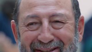 « Mieux vaut tard que jamais » : Kad Merad s'amuse de sa vie amoureuse avec Julia Vignali et de son âge dans Le Papotin