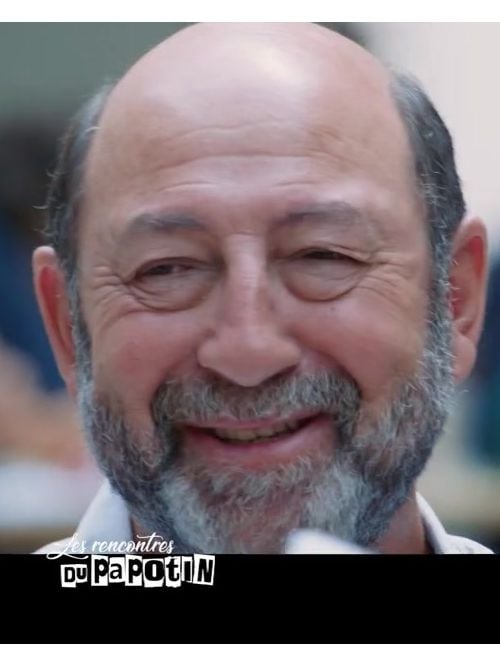 « Mieux vaut tard que jamais » : Kad Merad s'amuse de sa vie amoureuse avec Julia Vignali et de son âge dans Le Papotin