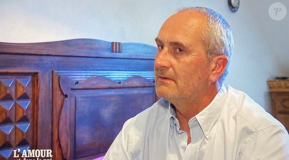 "Je pense qu'Isabelle a marqué beaucoup de points et est passée largement au-dessus"

Gilles à la ferme avec ses prétendantes Isabelle et Pascaline dans "L'amour est dans le pré"