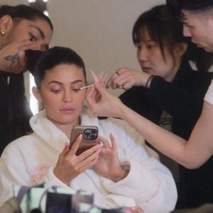 Jesus Guerrero, son coiffeur et ami de longue date, est décédé brutalement à l’âge de 34 ans. 

Images de la série "The Kardashians" avec Kylie Jenner.

Photo : Backgrid UK / Bestimage
