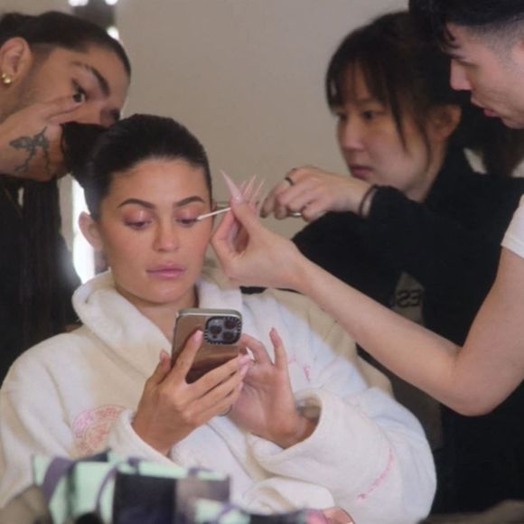 Jesus Guerrero, son coiffeur et ami de longue date, est décédé brutalement à l’âge de 34 ans. 

Images de la série "The Kardashians" avec Kylie Jenner.

Photo : Backgrid UK / Bestimage