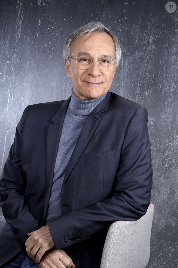 "J'ai voulu faire fuir des voleurs qui officiaient dans un appartement de mon immeuble au premier étage. Je les ai fait fuir mais ils m'ont poussé et je suis tombé. Résultat, un pied cassé".

Exclusif - Portrait de Laurent Petitguillaume à Paris, le 7 janvier 2025.
© Cédric Perrin/Bestimage