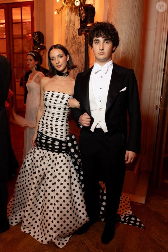 Exclusif - Carolina B. Lansing (robe Carolina Herrera) et son cavalier Magnus Lansing - Défilé au Bal 2025 des débutantes à l’hôtel Shangri-La Paris le 29 novembre 2025. Le Bal / Moreau / Borde / Bestimage