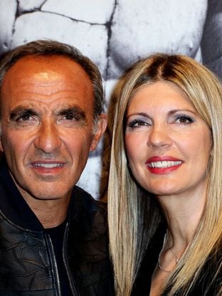 Nikos Aliagas entouré de sa femme Tina et de personnalités pour son expo