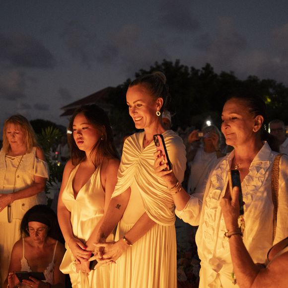 Exclusif - Hommage de Laeticia Hallyday et de sa fille Joy pour le huitième anniversaire de la mort de Johnny Hallyday au cimetière de Lorient sur l'île de Saint-Barthélemy, Antilles françaises, France, le 5 décembre 2025. © Sam Delpech/Bestimage