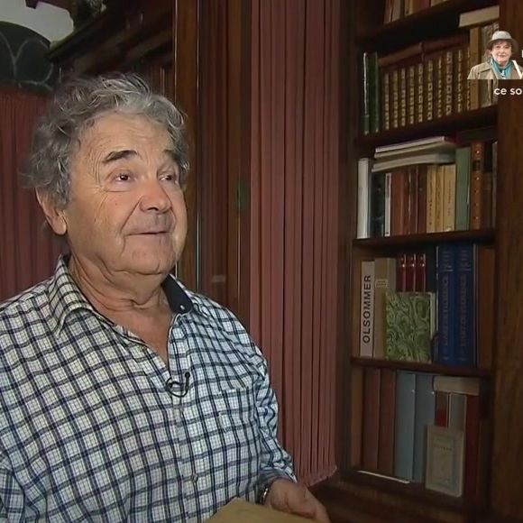 Pierre Perret dans sa maison de Nangis, en Seine-et-Marne, son havre de paix avec piscine. Les images ont été diffusés dans "Vivement dimanche" sur France 3 le 16 novembre 2025.