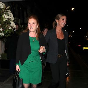 Elle offrait aussi des scoops aux tabloïds afin de mieux contrôler son image.

Sarah Fergusson et son amie Heather Kerzner quittent le restaurant Scott's main dans la main à Londres, le 26 avril 2019.
Backgrid UK/ Bestimage