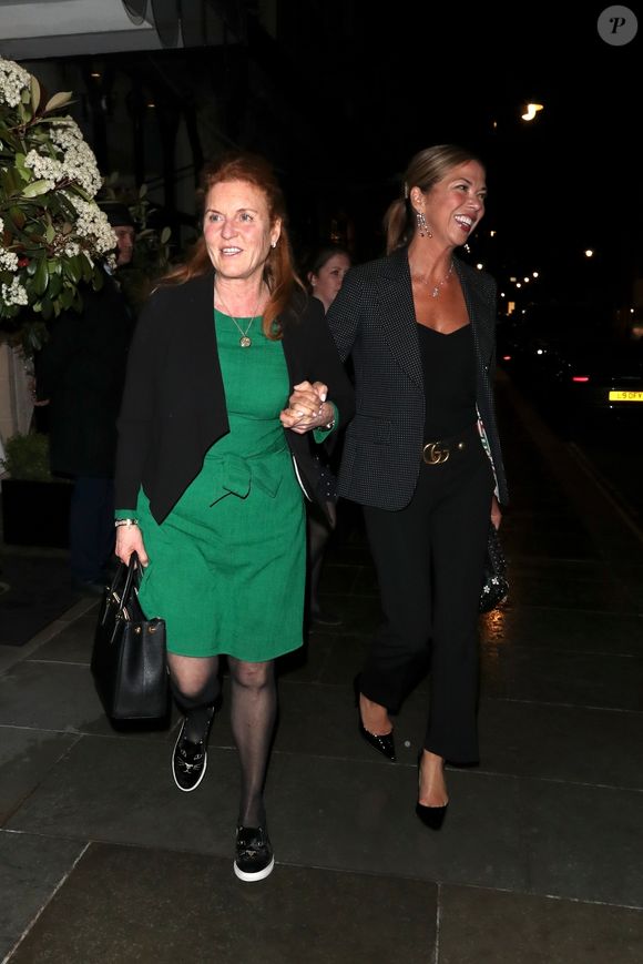 Elle offrait aussi des scoops aux tabloïds afin de mieux contrôler son image.

Sarah Fergusson et son amie Heather Kerzner quittent le restaurant Scott's main dans la main à Londres, le 26 avril 2019.
Backgrid UK/ Bestimage