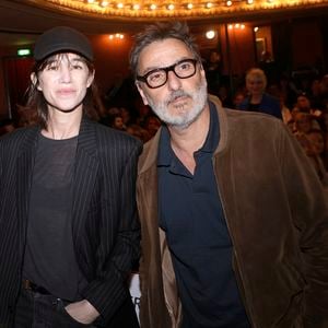 Yvan Attal partage aujourd'hui la vie de Charlotte Gainsbourg, mère de ses 3 enfants (Ben, Alice et Jo) 
Charlotte Gainsbourg et son compagnon Yvan Attal - Soirée de mobilisation "L'Europe contre l'antisémitisme" au théâtre Antoine à Paris le 3 juin 2024. © Cédric Perrin/Bestimage