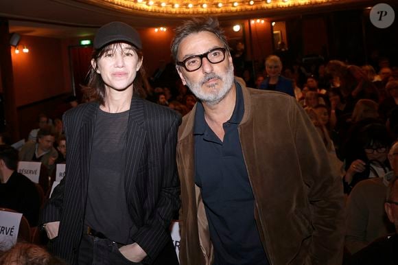 Yvan Attal partage aujourd'hui la vie de Charlotte Gainsbourg, mère de ses 3 enfants (Ben, Alice et Jo) 
Charlotte Gainsbourg et son compagnon Yvan Attal - Soirée de mobilisation "L'Europe contre l'antisémitisme" au théâtre Antoine à Paris le 3 juin 2024. © Cédric Perrin/Bestimage
