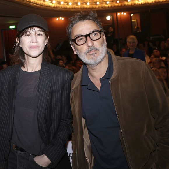 Yvan Attal partage aujourd'hui la vie de Charlotte Gainsbourg, mère de ses 3 enfants (Ben, Alice et Jo) 
Charlotte Gainsbourg et son compagnon Yvan Attal - Soirée de mobilisation "L'Europe contre l'antisémitisme" au théâtre Antoine à Paris le 3 juin 2024. © Cédric Perrin/Bestimage