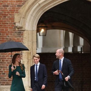 Le prince George de Galles, fait sa rentrée au collège d'Eton entouré de ses parents, le prince William, prince de Galles, et Catherine (Kate) Middleton, princesse de Galles, le 8 septembre 2026.  © PA Wire/PA Images / Bestimage