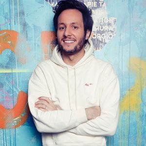 Le chanteur a en effet bloqué le mécanisme de son fauteuil 

Exclusif - Vianney (Vianney Bureau) - Backstage - Enregistrement de l'émission "La fête de la Chanson française" au Dôme à Paris, présentée par L.Thilleman et A.Manoukian, et diffusée le 22 décembre sur France 3
© C.Clovis-P.Perusseau / Bestimage