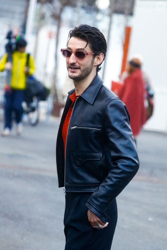 Pierre Niney - Arrivées au défilé Lacoste mode femme automne / hiver 2024-2025 au stade Roland-Garros lors de la Fashion Week de Paris (PFW), à Paris, France, le 5 mars 2024. © Christophe Clovis/Bestimage