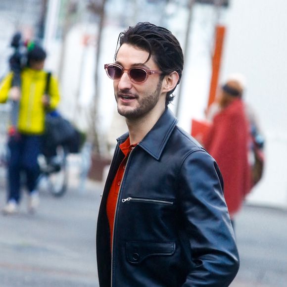Pierre Niney - Arrivées au défilé Lacoste mode femme automne / hiver 2024-2025 au stade Roland-Garros lors de la Fashion Week de Paris (PFW), à Paris, France, le 5 mars 2024. © Christophe Clovis/Bestimage