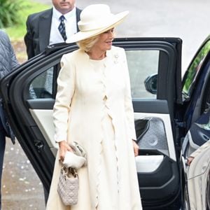 Reine Camilla Parker Bowles - Mariage royal de Peter Phillips et Harriet Sperling à l'église All Saints' Church de Kemble le 6 juin 2026. Photo : Backgrid UK/ Bestimage