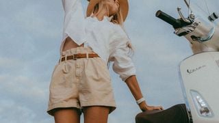 Du bureau à la plage : Ces pièces indispensables de notre dressing qui changent de vie pendant l’été