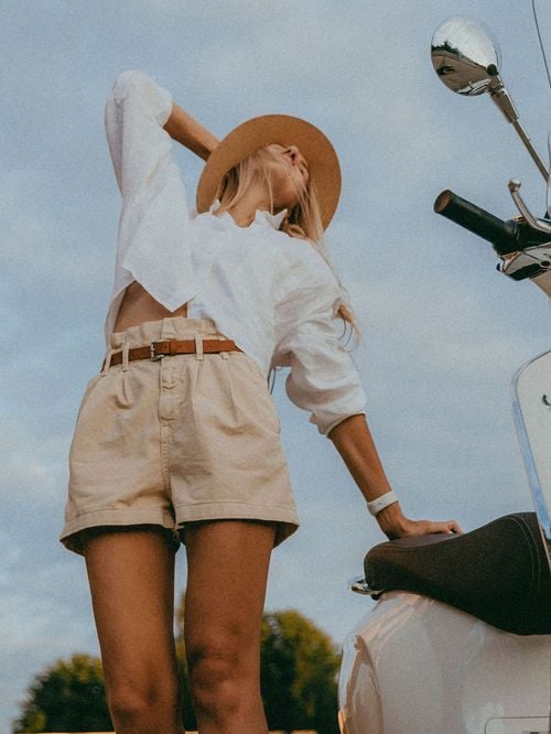 Du bureau à la plage : Ces pièces indispensables de notre dressing qui changent de vie pendant l’été