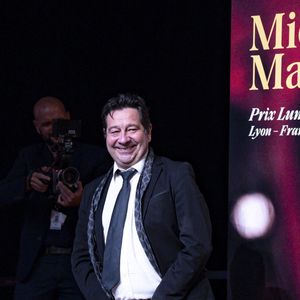 Laurent Gerra assiste à la cérémonie du Prix Lumière 2025 remis à Michael Mann lors du Festival Lumière 2025 à Lyon le 17/10/2025. © Sandrine Thesillat/PsNewZ/Bestimage