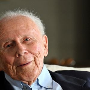 Philippe Bouvard, journaliste français, écrivain, homme de radio et de télévision, à son domicile, en interview télé avec le journaliste producteur Cyril Viguier à Cannes. 

© Bruno Bebert/Bestimage