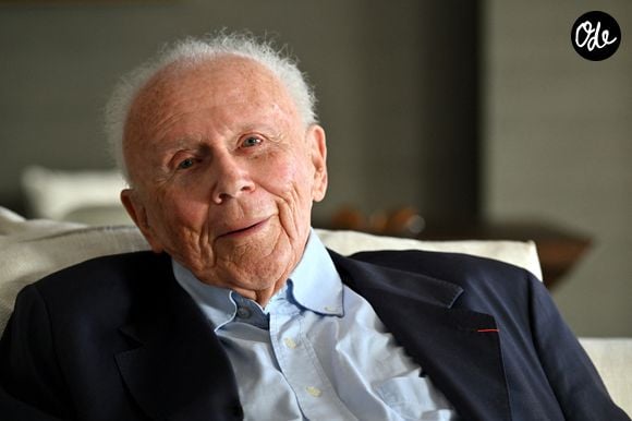 Philippe Bouvard, journaliste français, écrivain, homme de radio et de télévision, à son domicile, en interview télé avec le journaliste producteur Cyril Viguier à Cannes. 

© Bruno Bebert/Bestimage