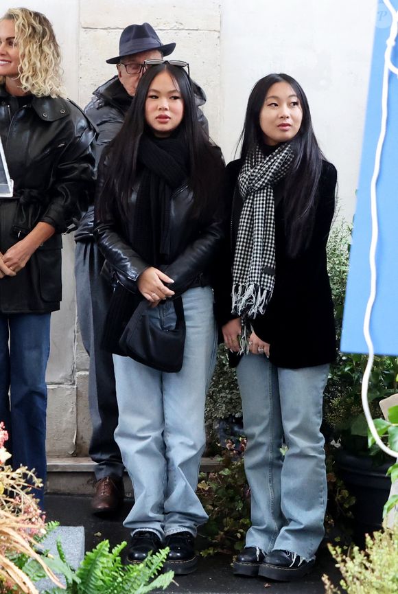 Joy et Jade Hallyday lors de l'inauguration d'une plaque commémorative en hommage à Johnny Hallyday devant l'immeuble où le chanteur français a grandi dans le 9ème arrondissement de Paris, France, le 22 décembre 2023. © Dominique Jacovides/Bestimage