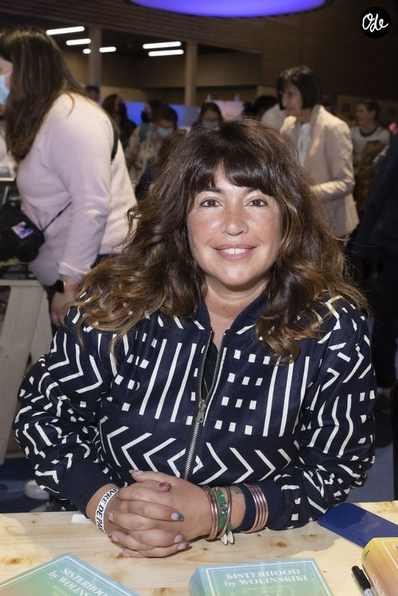 Après des décennies de troubles alimentaires, elle a décidé de changer la manière dont elle se regardait et se traitait.

Elsa Wolinski au Festival du Livre de Paris au Grand Palais éphémère à Paris, France © Jack Tribeca/Bestimage