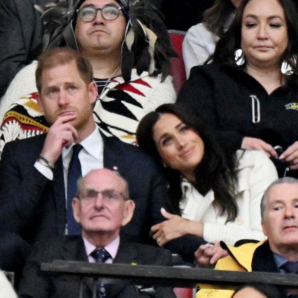 Regards complices, éclats de rire et même un baiser échangé en public, le couple a affiché une unité qui contraste avec les rumeurs de tensions circulant dans la presse...

Le prince Harry et Meghan Markle assistent à la cérémonie d'ouverture des "Invictus Games Vancouver Whistler 2025" au Canada le 8 février 2025. Backgrid USA / Bestimage