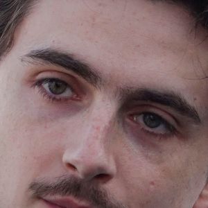 C'est en effet en France que le jeune comédien franco-américain a ses habitudes, quand il ne tourne pas. Il adore en effet passer du temps au Chambon-sur-Lignon, en Haute-Loire, d'où est originaire la famille de son père.

En Italie, Timothée Chalamet in Rome lors de la promotion du film "Un parfait inconnu", en janvier 2025.