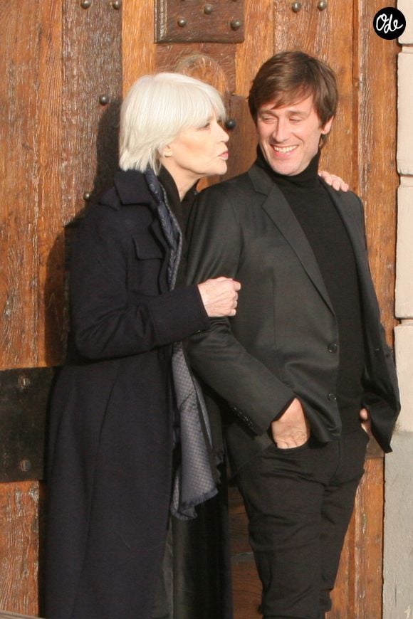 L'artiste évoque le manque cruel de cette figure maternelle protectrice qui constituait son pilier.

Exclusif - Françoise Hardy et son fils Thomas Dutronc se baladent le long des quais de l’Île Saint-Louis à Paris, le 2 novembre 2016. 

© Bestimage