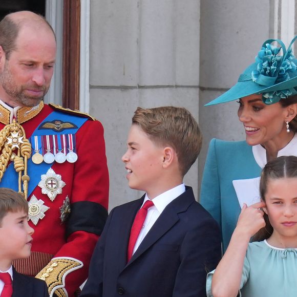 Le meilleur moyen de s'acheter une tranquillité et d'éviter une crise de Louis en rentrant à la maison comme ils l'ont fait savoir dans des propos rapportés par "The Sun"

Le prince William, prince de Galles, Le prince Louis de Galles, Le prince George de Galles, Catherine (Kate) Middleton, princesse de Galles, La princesse Charlotte de Galles - Les membres de la famille royale britannique au balcon de Buckingham Palace lors de la cérémonie Trooping the Colour à Londres, le 14 juin 2025. Affecté par le crash du Boeing 787 Dreamliner à Ahmedabad du 12 juin, le souverain et les officiels porteront un brassard noir en hommage aux plus de 270 victimes. Bon nombre d'elles étaient des ressortissants britanniques.
© Jams Whatling / Bestimage