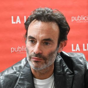 Exclusif - Anthony Delon dédicace son livre "Entre chien et loup" à la librairie du Publicisdrugstore à Paris le 21 avril 2022. © Coadic Guirec/Bestimage