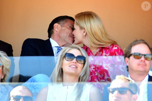 Le prince Charles-Philippe d'Orléans et sa compagne Naomi Valeska Kern partagent des moments tendres lors de la finale, du tournoi de tennis Masters 1000 de Monte-Carlo à Roquebrune-Cap-Martin, le 17 avril 2022.