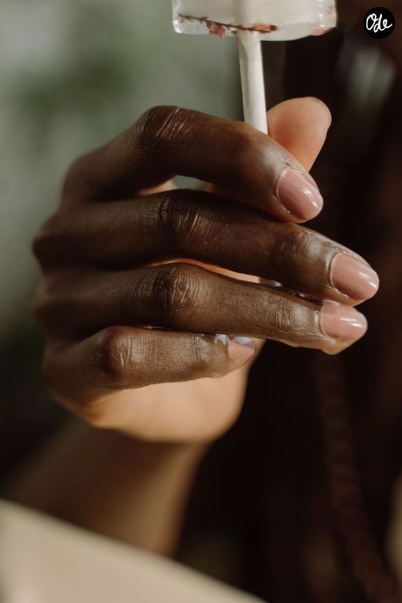 Une préparation rigoureuse de l'ongle est la première clé pour accélérer la fixation du produit.