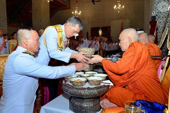 Le roi Rama X (Maha Vajiralongkorn) accompagné de sa femme la reine Suthida lors de son couronnement à Bangkok en Thaïlande. Les cérémonies et les festivités du week-end, qui ont coûté 31,4 millions de dollars, ont débuté samedi, lorsque le roi a placé la Grande couronne de victoire de 16 livres sur sa tête et a déclaré qu'il régnerait avec justice, le 6 mai 2019.