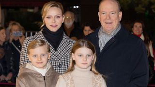 Gabriella de Monaco a déjà des airs d'adolescente ! La princesse fait sensation auprès de son frère Jacques et ses parents Charlene et Albert