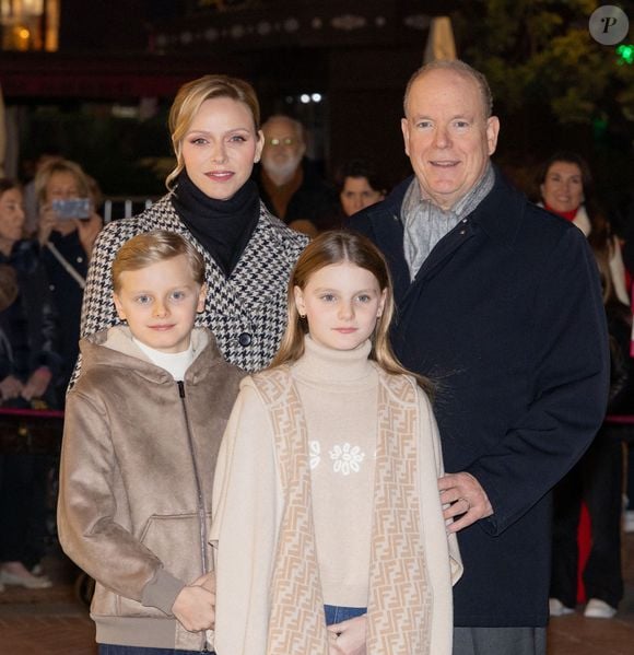La famille princière de Monaco a officiellement lancé la période des fêtes de fin d'année sur le Rocher

Le prince Albert II de Monaco, La princesse Charlène de Monaco, Le prince Jacques de Monaco, marquis des Baux, La princesse Gabriella de Monaco, comtesse de Carladès - La famille princière de Monaco lors du lancement des illuminations de Noël organisées par la municipalité de Monaco sur la Place d'Armes.
© Olivier Huitel / Pool / Bestimage