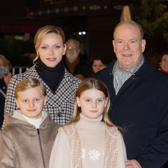La famille princière de Monaco a officiellement lancé la période des fêtes de fin d'année sur le Rocher

Le prince Albert II de Monaco, La princesse Charlène de Monaco, Le prince Jacques de Monaco, marquis des Baux, La princesse Gabriella de Monaco, comtesse de Carladès - La famille princière de Monaco lors du lancement des illuminations de Noël organisées par la municipalité de Monaco sur la Place d'Armes.
© Olivier Huitel / Pool / Bestimage