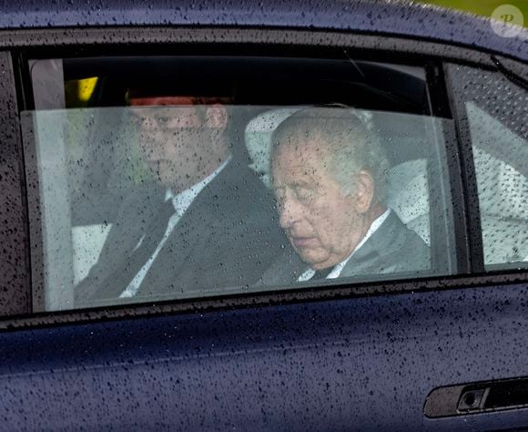 Il a d'ailleurs pris un thé avec son père, le roi Charles III

Exclusif - Le roi Charles III d'Angleterre arrive à l'aéroport Northolt en vue d'une possible rencontre avec son fils le prince Harry à Londres le 10 septembre 2025.
© GoffPhotos / Bestimage 10 September 2025
