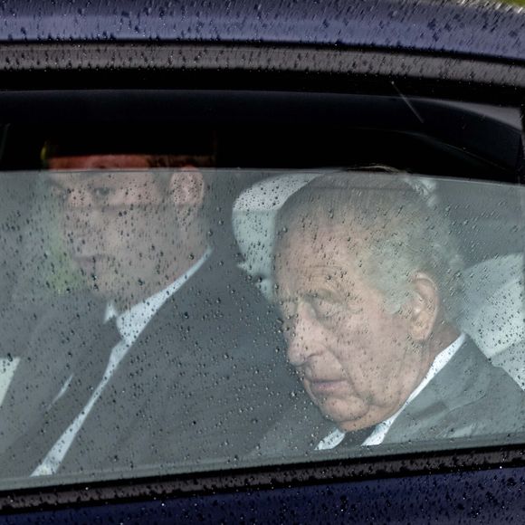 Il a d'ailleurs pris un thé avec son père, le roi Charles III

Exclusif - Le roi Charles III d'Angleterre arrive à l'aéroport Northolt en vue d'une possible rencontre avec son fils le prince Harry à Londres le 10 septembre 2025.
© GoffPhotos / Bestimage 10 September 2025