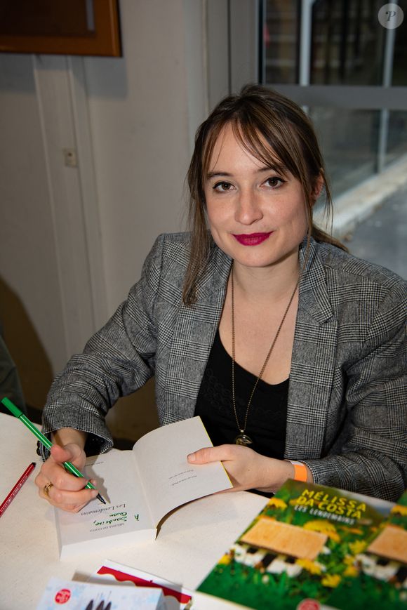 Très attachée à la nature, elle profite d’un environnement calme et préservé à proximité de Paris.

L'auteur Mélissa Da Costa pour son roman " La Doublure " aux éditions Albin Michel - Festival du livre 2022 de Marseille le 26 novembre 2022. © Patrick Carpentier/Bestimage