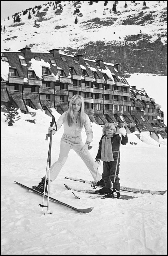 Archives - Sylvie Vartan et son fils David Hallyday font du ski à Avoriaz (Date inconnue - AGENCE / BESTIMAGE).