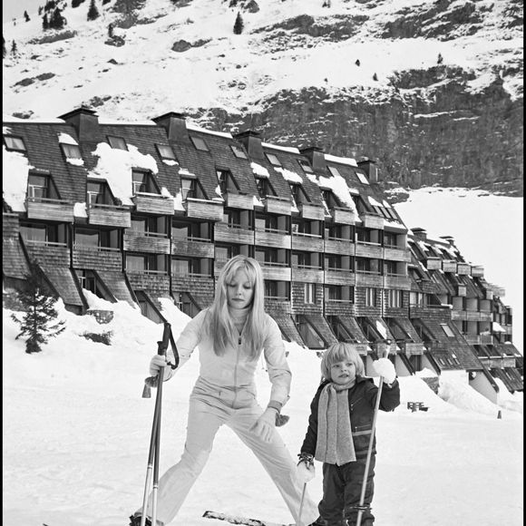 Archives - Sylvie Vartan et son fils David Hallyday font du ski à Avoriaz (Date inconnue - AGENCE / BESTIMAGE).