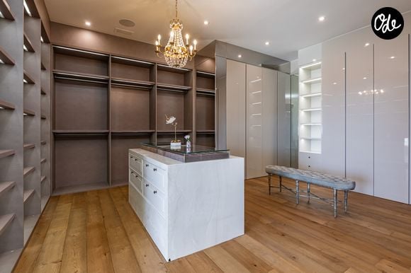 L’ancienne propriété de Ben Affleck et Jennifer Lopez à Beverly Hills s’étend sur près de deux hectares. La résidence compte 12 chambres, 24 salles de bains, une piscine à débordement, un vaste complexe sportif et un garage pouvant accueillir 12 voitures. Crédit photo : Simon Berlyn.