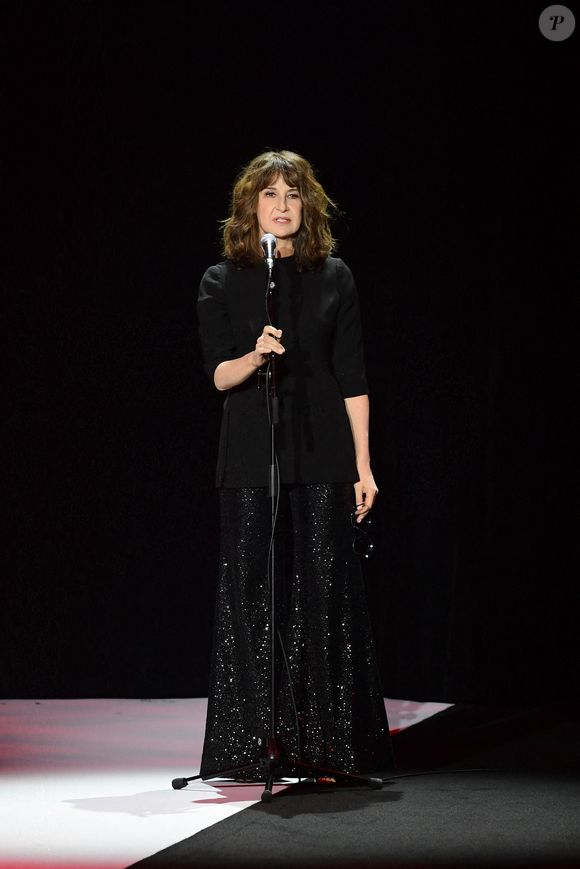 Valérie Lemercier au défilé de mode Haute-Couture automne-hiver 2022-2023 "Stéphane Rolland" au théâtre du Chatelet à Paris le 5 juillet 2022.

© Rachid Bellak / Bestimage