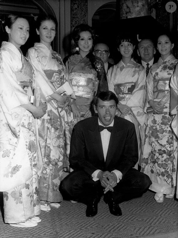 Mai 1972, Jacques Brel prend la pose devant un groupe de japonaises au festival de Cannes. © Keystone Usa Collection / Bestimage