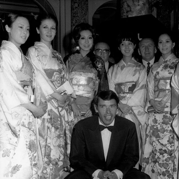 Mai 1972, Jacques Brel prend la pose devant un groupe de japonaises au festival de Cannes. © Keystone Usa Collection / Bestimage