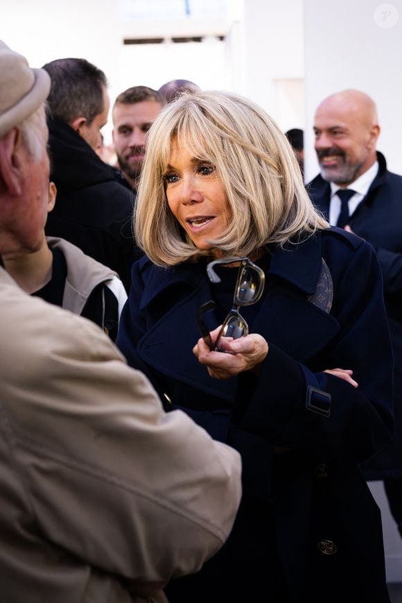 Exclusif - Brigitte Macron lors de l'inauguration du salon Art Basel Paris au Grand Palais le 22 octobre 2025.

© Julien Sarkissian / Bestimage